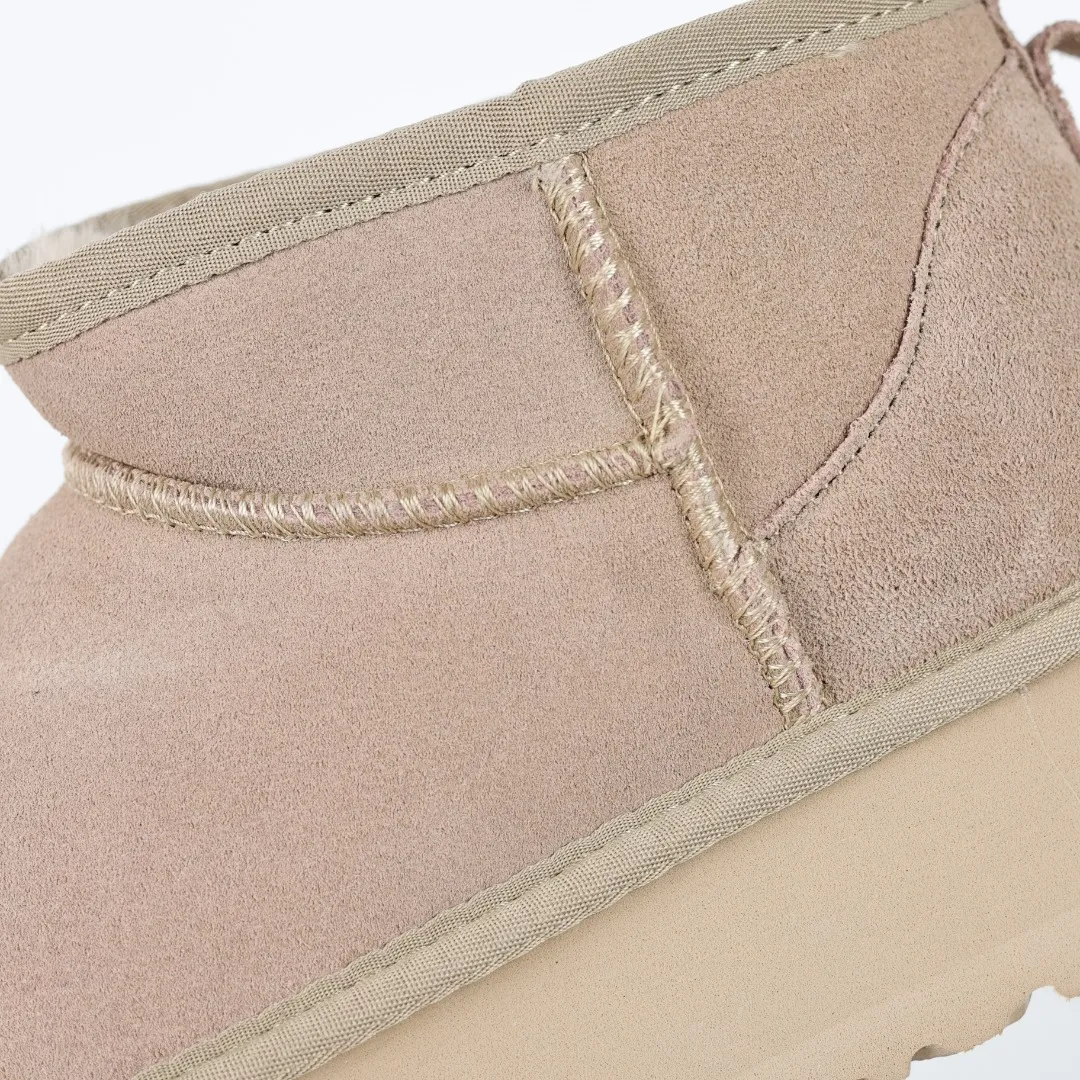 Pick up locally 💰440 The core recommendation is good price E4 UGG Thick-soled short style Zhou Dongyu and Wang Yibo's same series Xiaohongshu popular model Henan Longfeng leather production Cashmere insole is a very suitable choice for keeping warm in winter when going out and at home. In the new year, uug launched a style series, which is partially geared towards the preferences of young consumers and has also been at the forefront of fashion trends. Shoe body material UGGPURE™ implanted wool insole Lightweight non-slip and comfortable rubber outsole With brand LOGO and complete packaging Size: 35 36 37 38 39 40